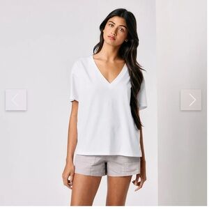 Vuori Sutton Women's Beige V-Neck Top Size Small EUC Workout Top Casual